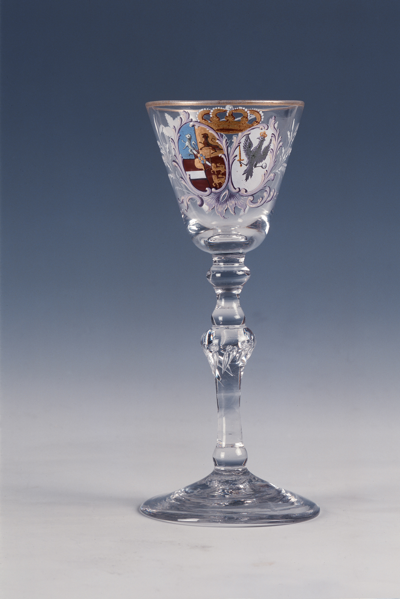 Kelkglas, (emaille-)beschilderd met wapens van Stadhouder Willem V en Wilhelmina van Pruisen