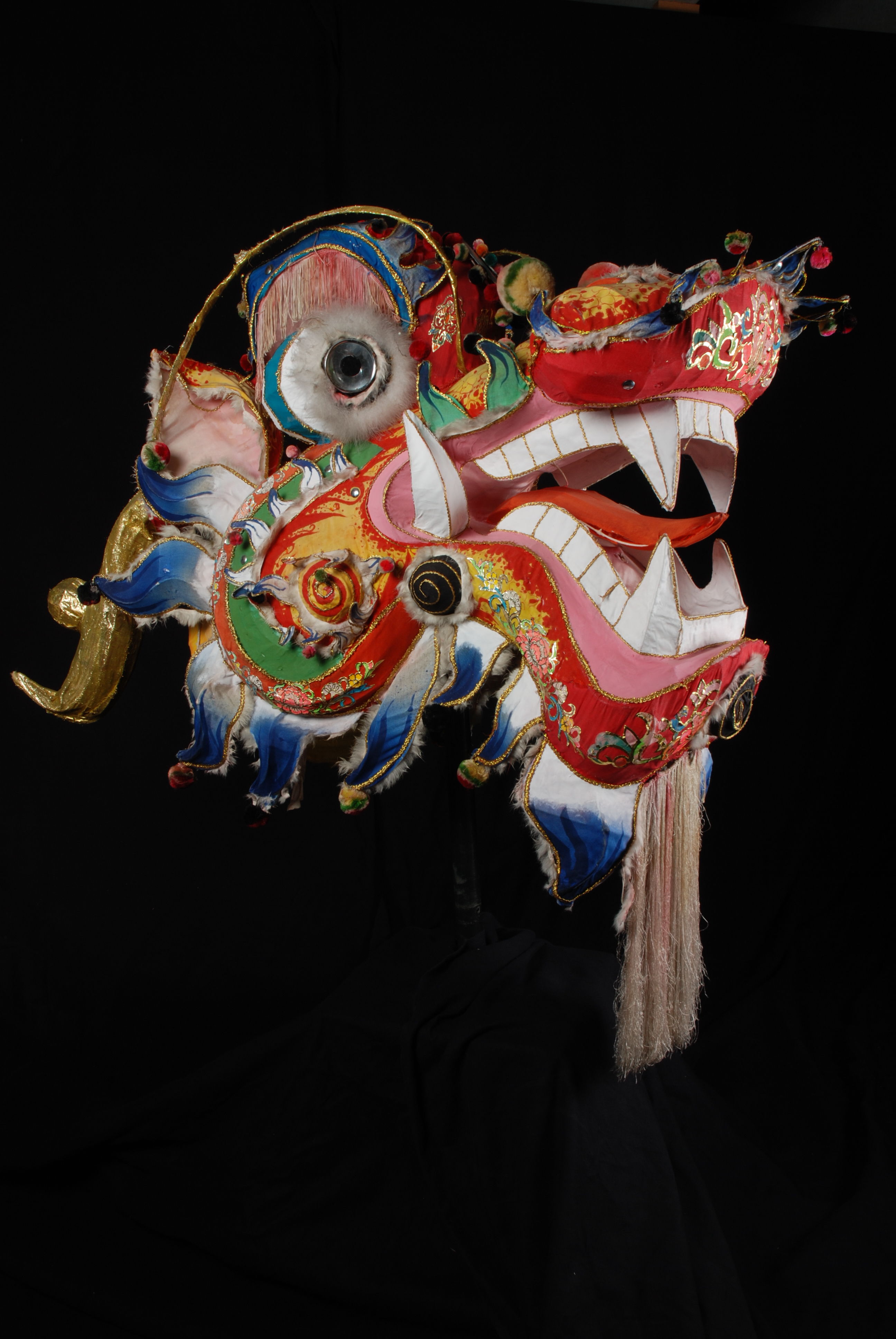 Veelkleurige fantastische kop van een Chinese draak, onderdeel van het danskostuum voor de drakendans