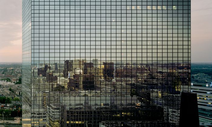 Foto 'Camouflage': weerspiegeling van het centrum van Rotterdam in het gebouw van de Nationale Nederlanden aan het Weena